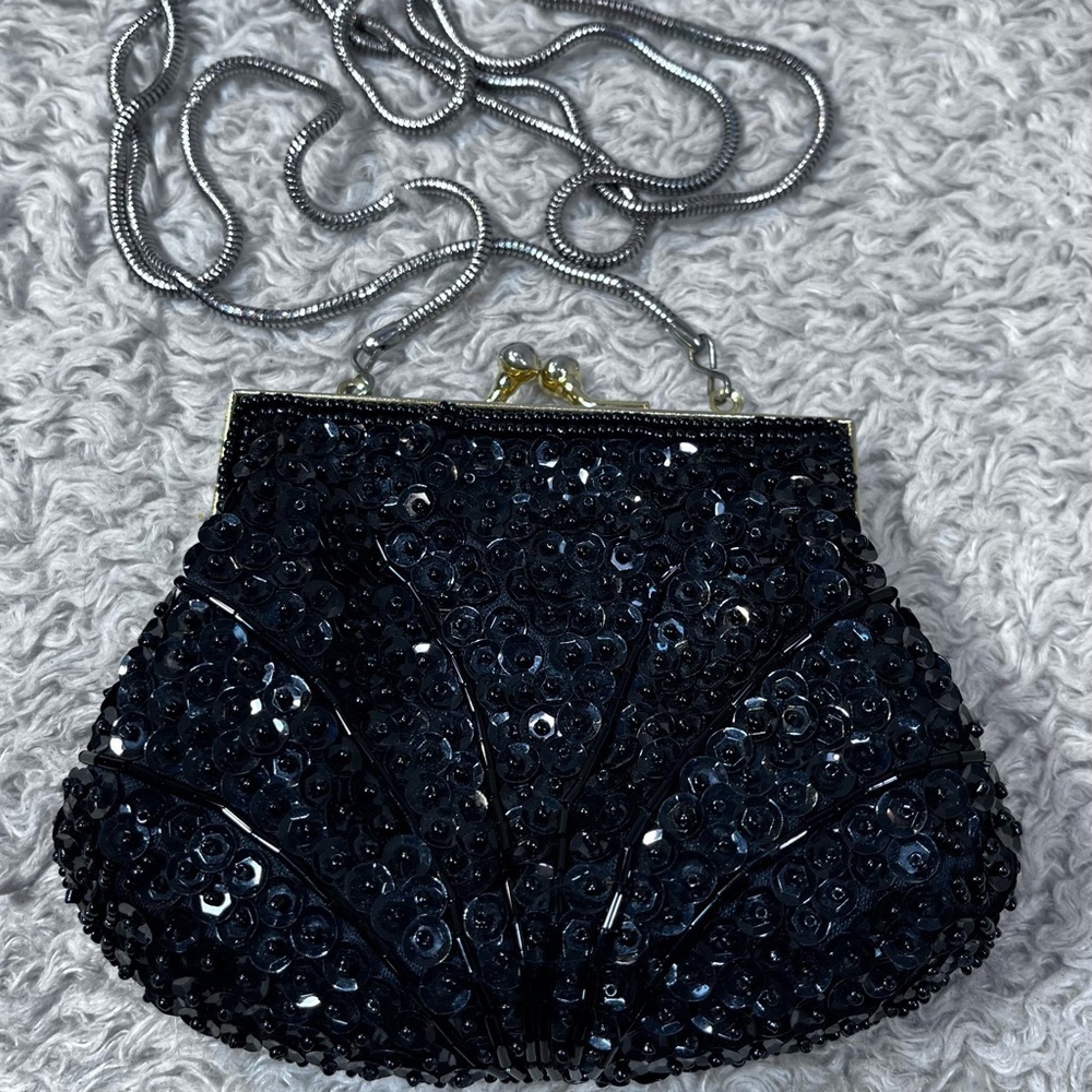 Vintage Accessory Lady Beaded Sequined Scalloped Change Purse with Kiss Clasp